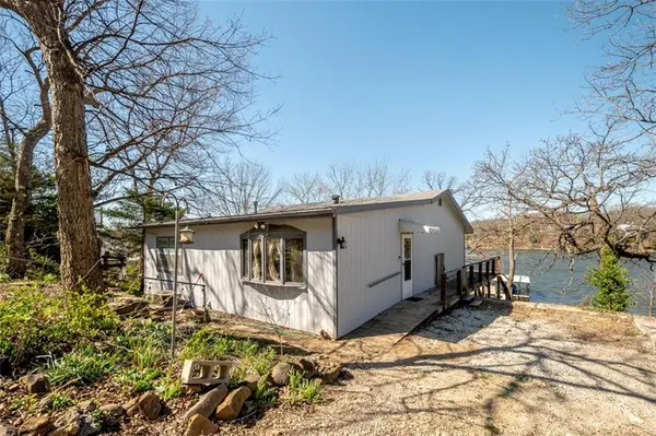4929 SARATOGA DR, Mclouth, KS 66054