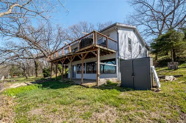 4929 SARATOGA DR, Mclouth, KS 66054