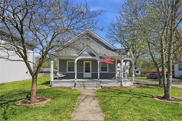 310 E Nichols ST, Spring Hill, KS 66083