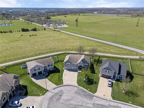 1910 Prairie Clover RD, Greenwood, MO 64034