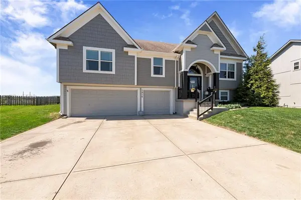 1910 Prairie Clover RD, Greenwood, MO 64034