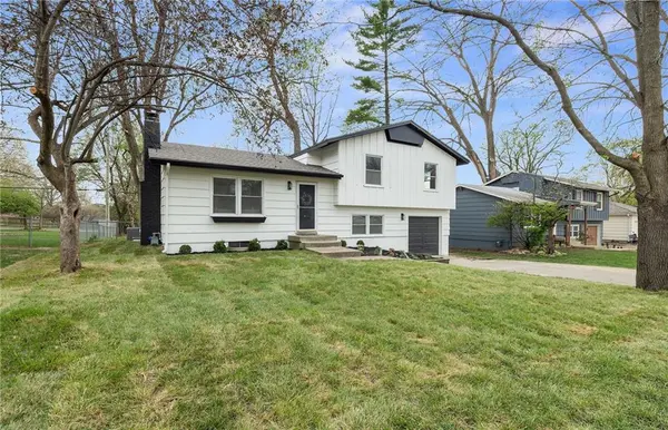 8813 W 90th TER, Overland Park, KS 66212
