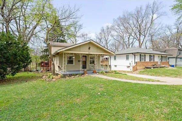 8330 Riggs ST, Overland Park, KS 66212