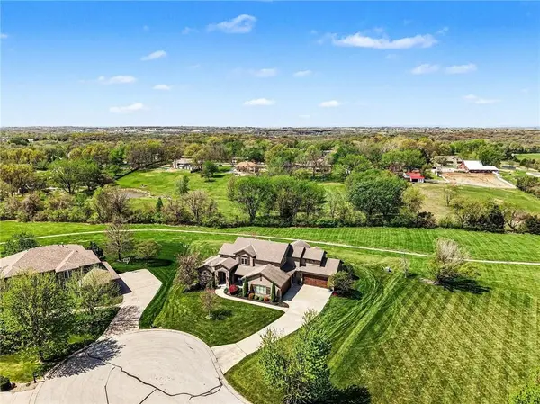 8070 NW Masters LN, Parkville, MO 64152