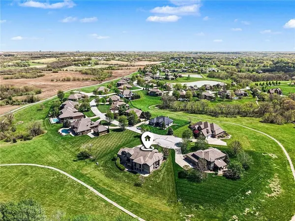 8070 NW Masters LN, Parkville, MO 64152