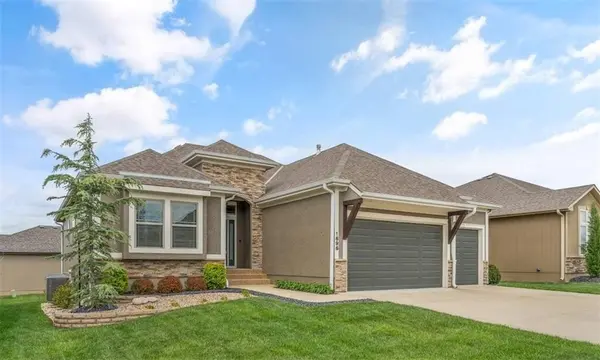 1696 NE Parkwood DR, Lee's Summit, MO 64064