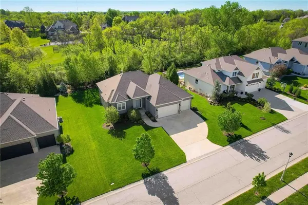 11427 S Redbud LN, Olathe, KS 66061