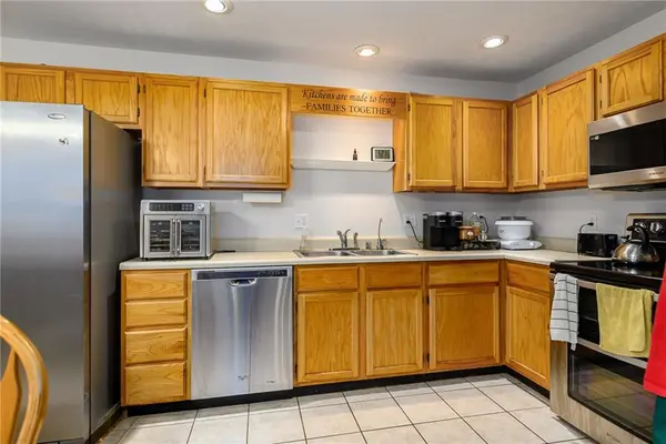 361 E 12th ST, Tonganoxie, KS 66086