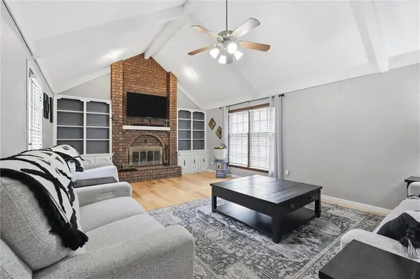 1008 SW Hiawatha DR, Blue Springs, MO 64015