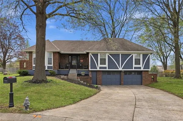 1008 SW Hiawatha DR, Blue Springs, MO 64015