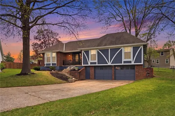 1008 SW Hiawatha DR, Blue Springs, MO 64015