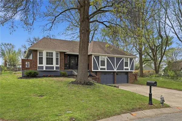 1008 SW Hiawatha DR, Blue Springs, MO 64015