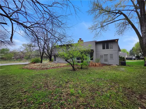 1901 E Frontier LN, Olathe, KS 66062