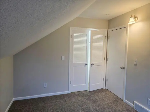 1901 E Frontier LN, Olathe, KS 66062