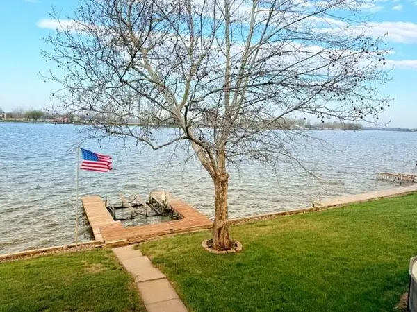 360 Lakeshore DR, Big Lake, MO 64437