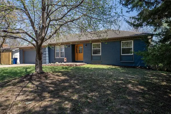 924 Holiday DR, Lawrence, KS 66049