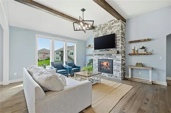 19415 W 201st TER, Spring Hill, KS 66083