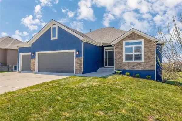 6992 141st ST, Basehor, KS 66007