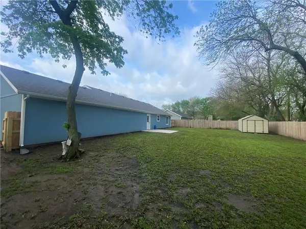 102 Palm LN, Garden City, MO 64747