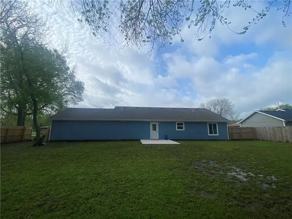 102 Palm LN, Garden City, MO 64747