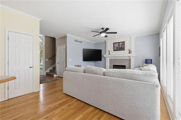 19707 W 96th TER, Lenexa, KS 66220