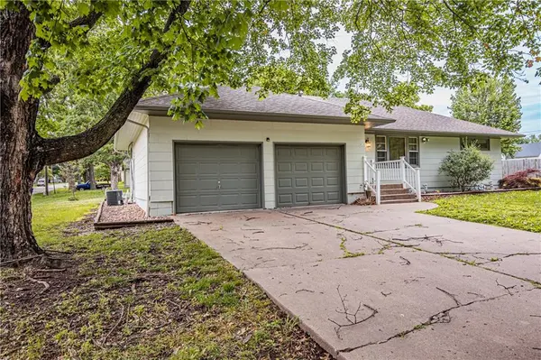 601 S Mulberry ST, Louisburg, KS 66053