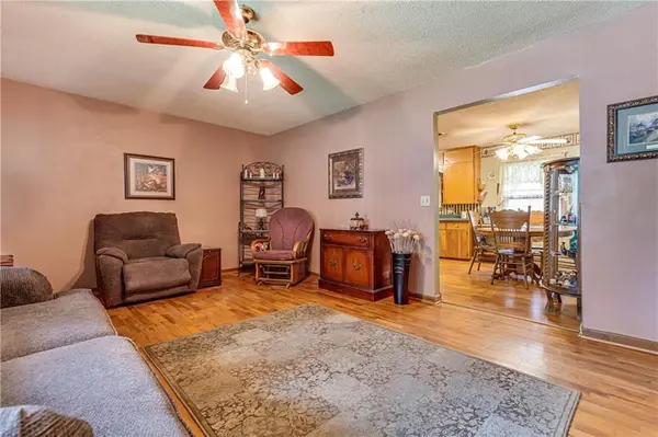 601 S Mulberry ST, Louisburg, KS 66053
