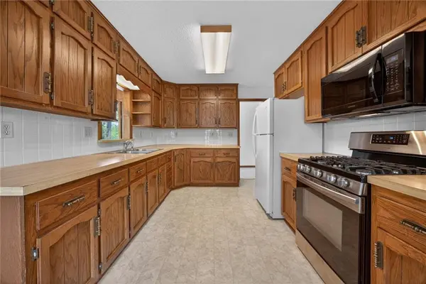 29320 W 153rd TER, Gardner, KS 66030