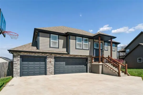 912 N Hickory DR, Tonganoxie, KS 66086