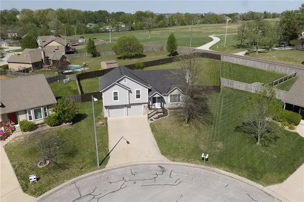 15506 Iron Creek CT, Basehor, KS 66007