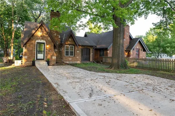 7639 Holmes RD, Kansas City, MO 64131