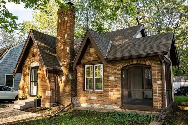 7639 Holmes RD, Kansas City, MO 64131