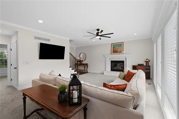5898 S NATIONAL DR, Parkville, MO 64152