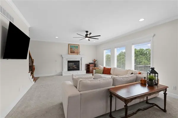 5898 S NATIONAL DR, Parkville, MO 64152