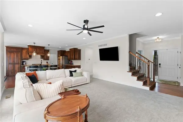 5898 S NATIONAL DR, Parkville, MO 64152