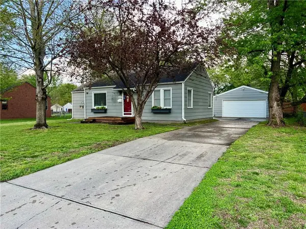 8207 Hemlock ST, Overland Park, KS 66204