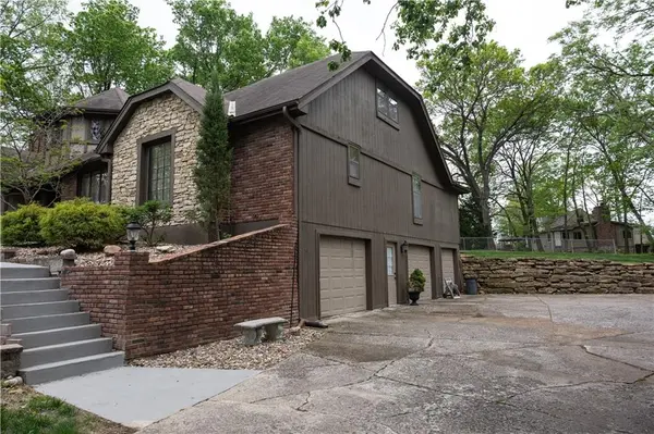 5611 NW Oak Ridge CT, Platte Woods, MO 64151