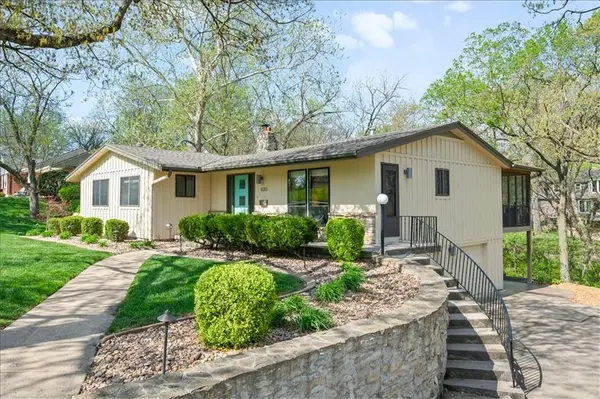 6313 Robin Hood DR, Merriam, KS 66203