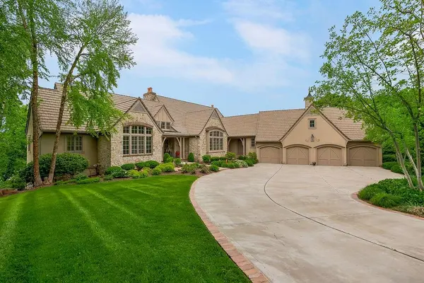 10462 S Oakcrest LN, Olathe, KS 66061