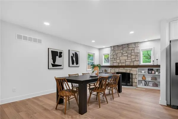 9112 Reeds DR, Overland Park, KS 66207