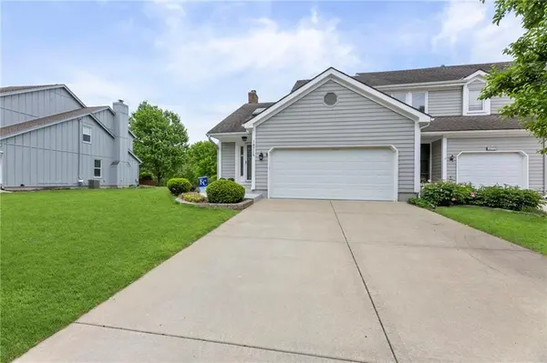 10715 W 116th TER, Overland Park, KS 66210