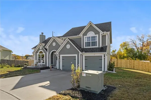 860 River DR, Edwardsville, KS 66111