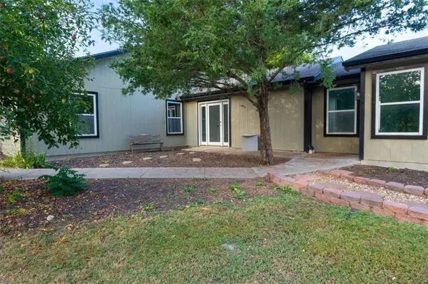 5183 Cherokee LN, Mclouth, KS 66054