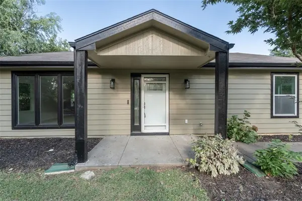 5183 Cherokee LN, Mclouth, KS 66054