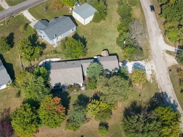 5183 Cherokee LN, Mclouth, KS 66054
