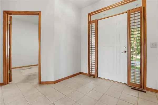 4536 SW Gull Point DR, Lee's Summit, MO 64082