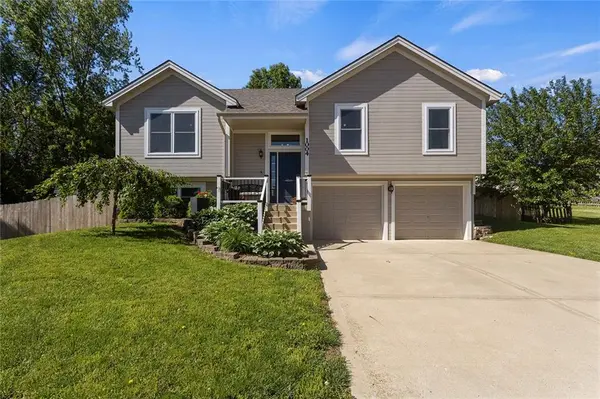 1004 Sloan CIR, Kearney, MO 64060