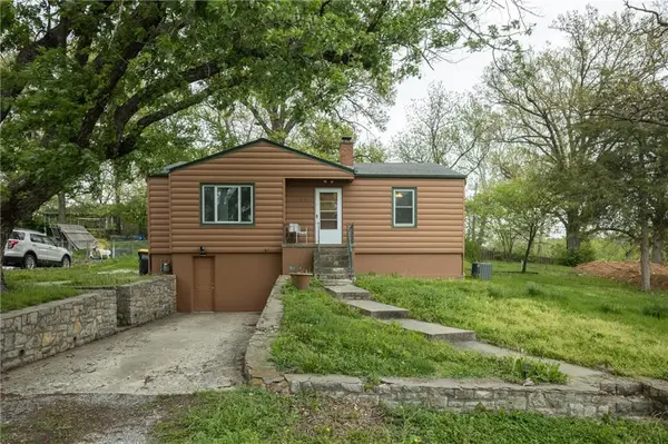111 WALLER AVE, Excelsior Springs, MO 64024