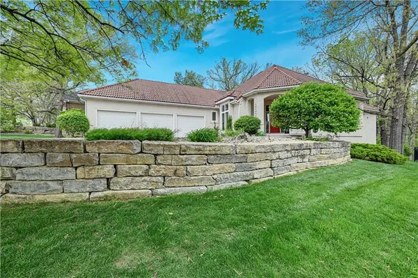 10545 Walmer ST, Overland Park, KS 66212