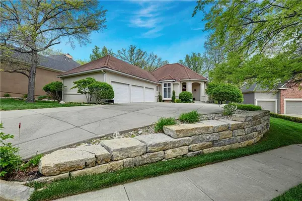 10545 Walmer ST, Overland Park, KS 66212